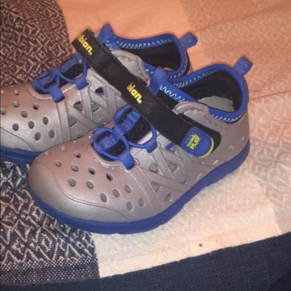 Stride rite made 2 play phibian size 7 shoe
